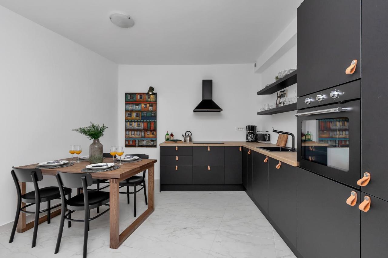 Apartment Lotte With Private Pool In The City Center! Makarska Esterno foto