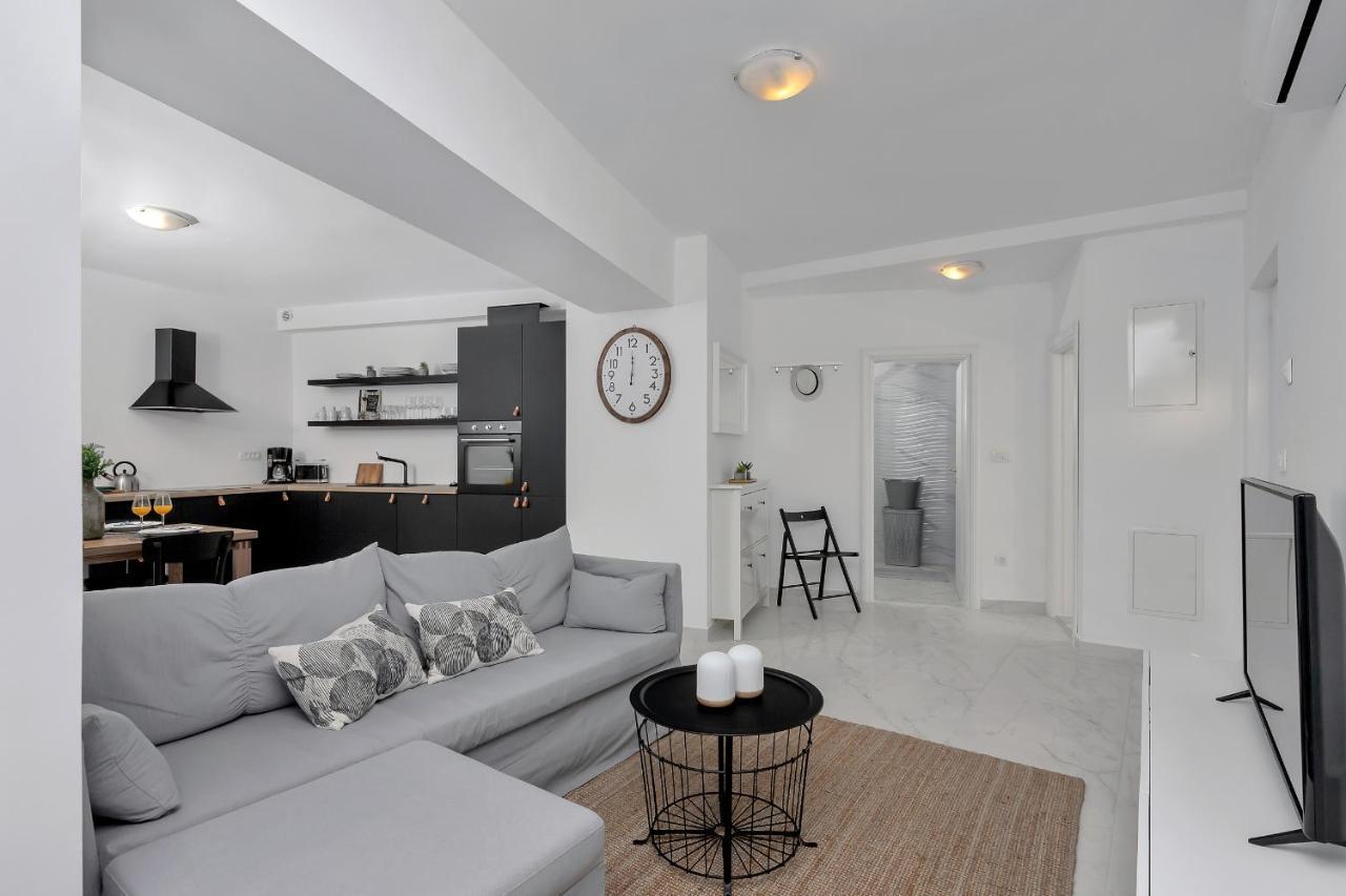 Apartment Lotte With Private Pool In The City Center! Makarska Esterno foto